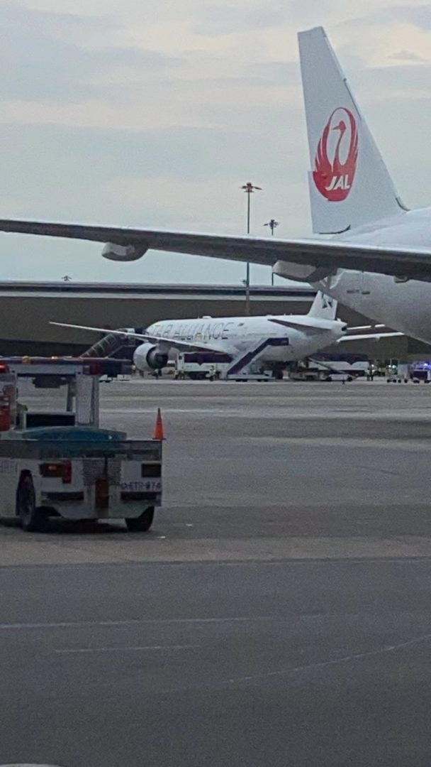 新加坡航空客机紧急迫降素万那普机场，机上1死30伤