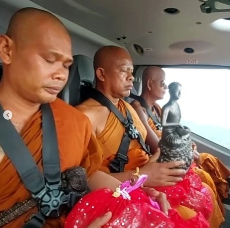 泰国寺庙活动盛大！僧侣乘直升机开光圣物、豪撒20万