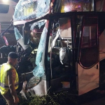 载有中国游客的泰国大巴发生事故，致30余人受伤