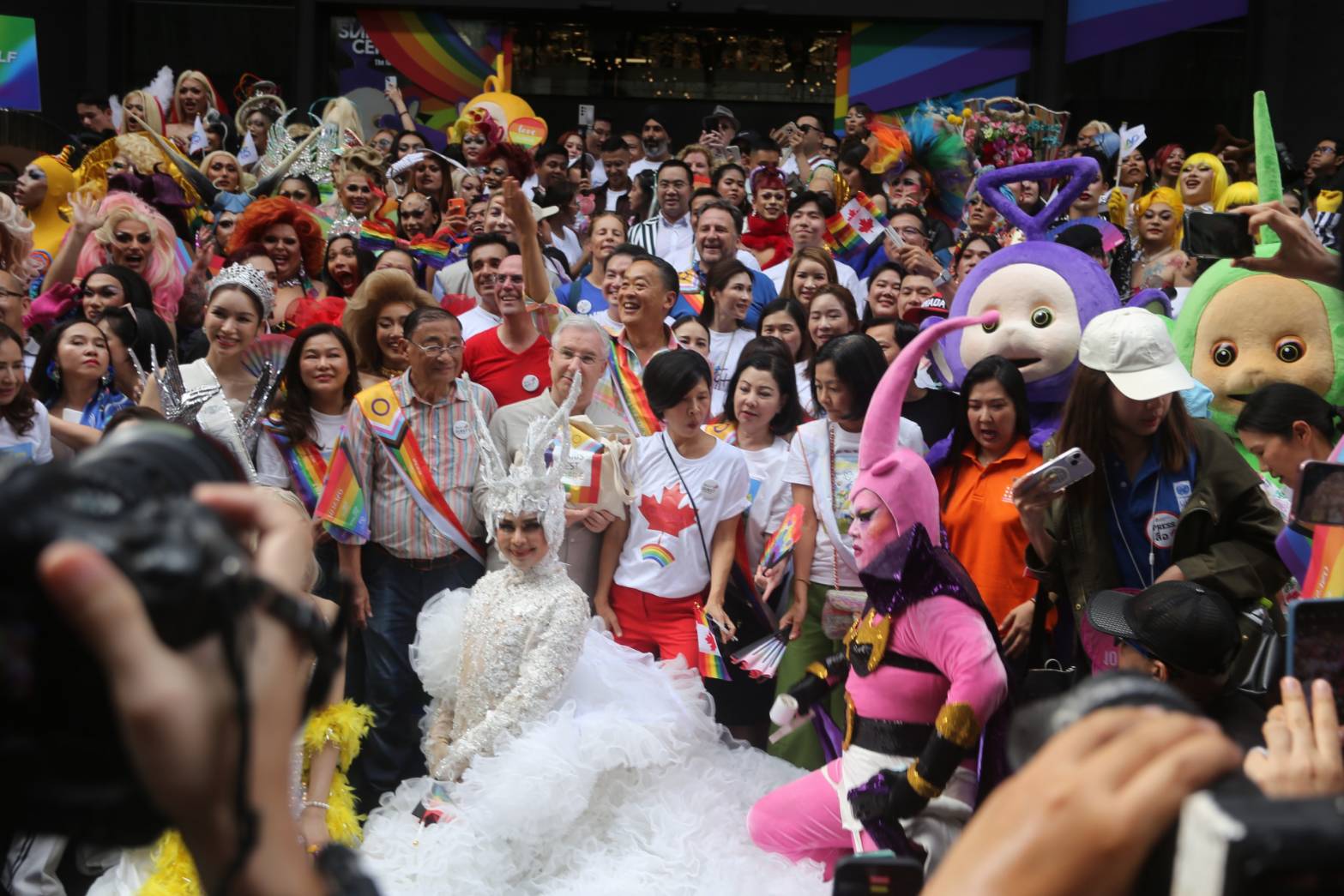 今天的曼谷是彩虹色！赛塔、贝东丹与LGBTQ群体同庆骄傲节