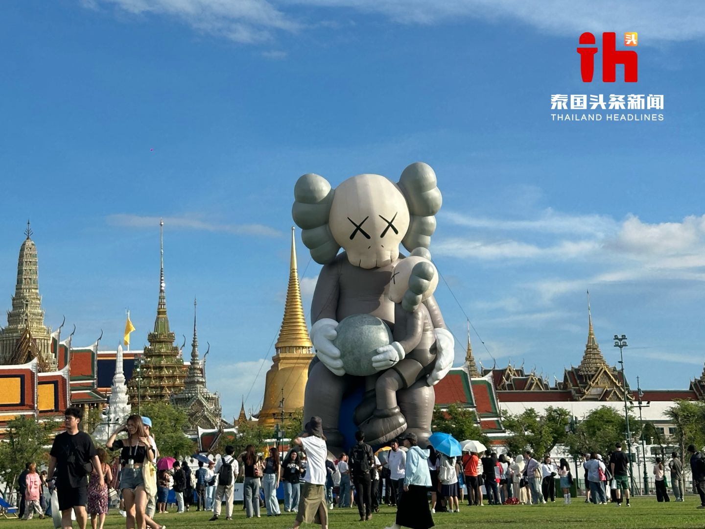 首次!KAWS巨型公仔亮相曼谷皇家田广场